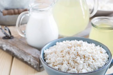 kabın içinde ev yapımı peynir