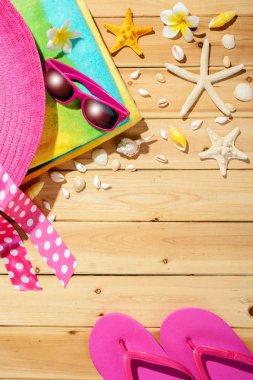 Plaj şapka, güneş gözlüğü, ahşap tahta üzerinde plaj havlusu