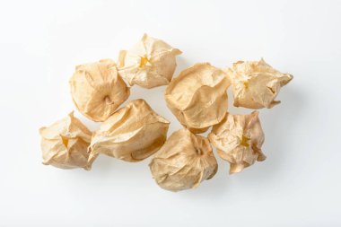 Altın çilek beyaz arka plan üzerinde izole