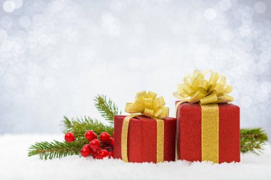 kar üzerinde hediye kutusu