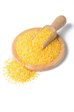 Polenta ahşap plaka beyaz arka plan üzerinde izole