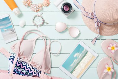 Ahşap tahta üzerinde plaj aksesuarları