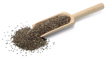 tahta kaşık, üzerinde beyaz izole Chia tohum