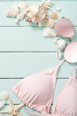 Ahşap tahta üzerinde plaj aksesuarları