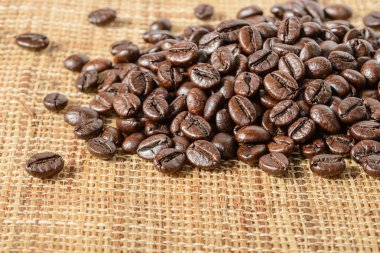 kahve çekirdekleri keten masa örtüsü üzerinde.