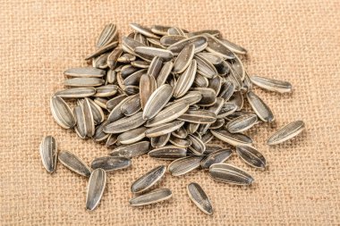 ayçiçeği tohumu keten masa örtüsü üzerinde