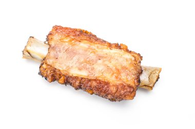 Beyaz arka plan üzerinde izole mangalda yedek kaburga