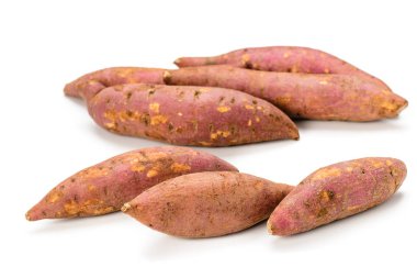 Beyaz arka plan üzerinde izole kırmızı tatlı patates.