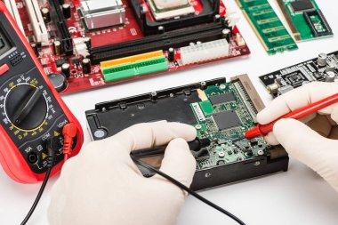 Bilgisayar Ayrıntıları tamir adam görünümünü kırpılmış.