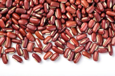 Beyaz zemin üzerinde kırmızı böbrek fasulyesi izole