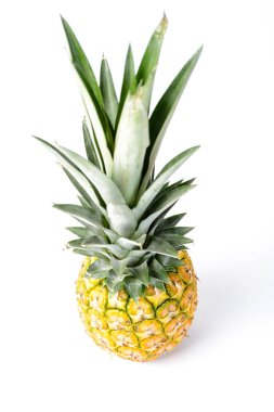 Beyaz arkaplanda izole edilmiş ananas meyvesi