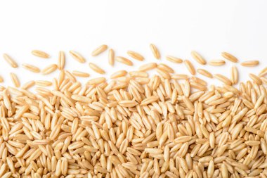 Beyaz arka plan üzerinde izole yulaf yığını