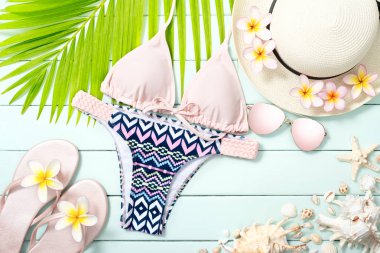 Ahşap tahta üzerinde plaj aksesuarları