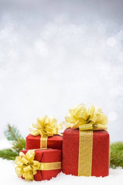üç parlak kar arka plan üzerinde kutuları hediye