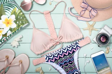 Ahşap tahta üzerinde plaj aksesuarları