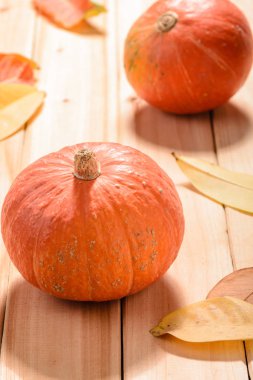 Ahşap masa üzerinde olgunlaşmış Turuncu kabak