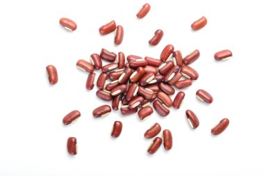 Beyaz zemin üzerinde kırmızı böbrek fasulyesi izole