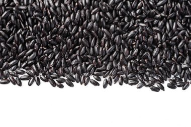 Beyaz arka planda siyah pirinç