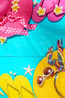 Mavi ahşap tahta üzerinde plaj aksesuarları