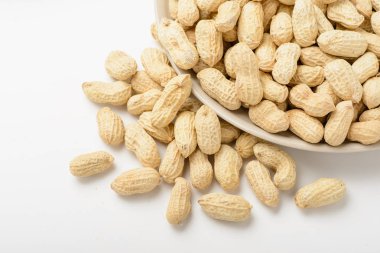 Beyaz arka plan üzerinde izole kase fıstık