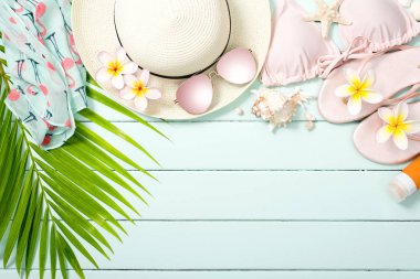 palmiye yaprakları ve aksesuar ahşap tahta üzerinde plaj