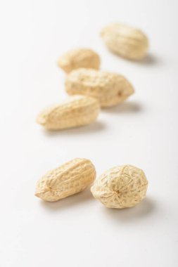 Beyaz arka plan üzerinde izole lezzetli fıstık