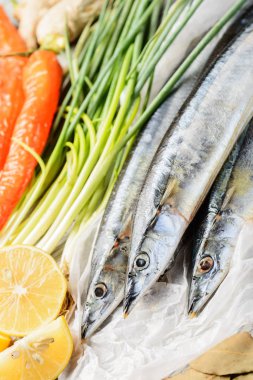 Taze saury balık ve sebze. 