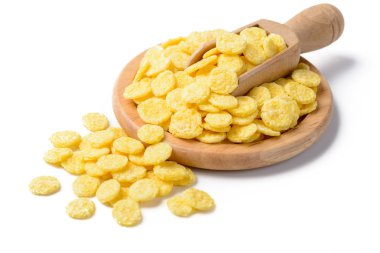 Mısır gevreği beyaz arka plan üzerinde izole ahşap plaka üzerinde