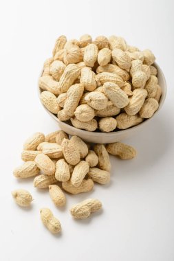 Beyaz arka plan üzerinde izole kase fıstık