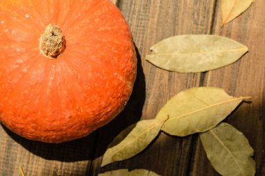 Olgun turuncu ahşap masa üzerinde kabak