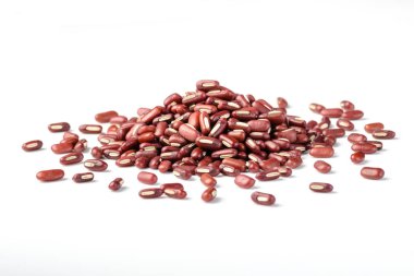 Beyaz zemin üzerinde kırmızı böbrek fasulyesi izole
