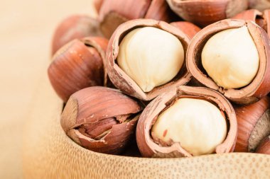 ahşap kase kuru fındık