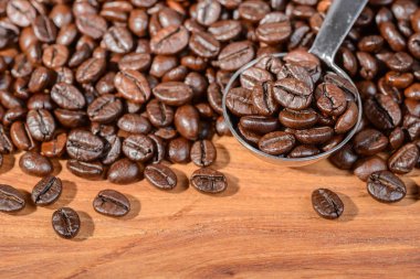 kahve çekirdekleri içinde kaşık