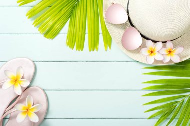 palmiye yaprakları ve aksesuar ahşap tahta üzerinde plaj