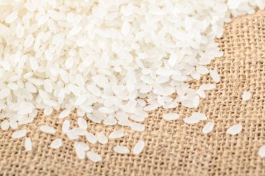 keten masa örtüsü üzerinde pirinç