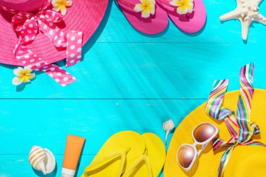 Mavi ahşap tahta üzerinde plaj aksesuarları