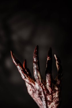 Karanlıkta kanlı eli kırpılmış görünümünü