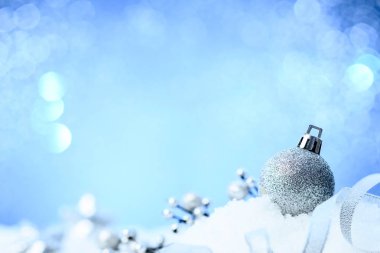 kar üzerinde gümüş Noel top