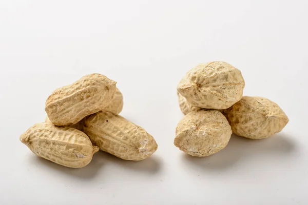 Deliciosos Amendoins Isolados Fundo Branco — Fotografia de Stock