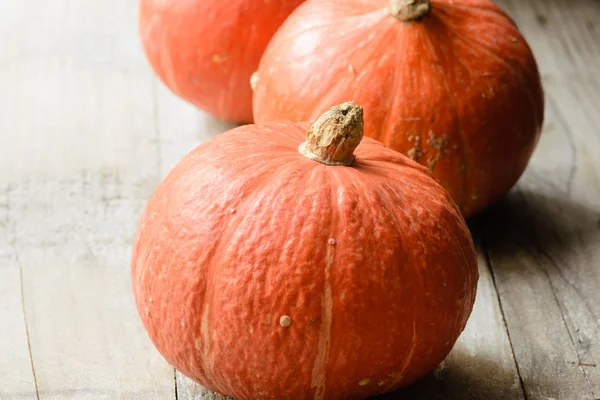 Abóboras Laranja Maduras Mesa Madeira — Fotografia de Stock