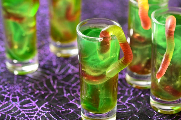 Groene Halloween Jello Opnamen Met Gummy Wormen Paarse Achtergrond — Stockfoto