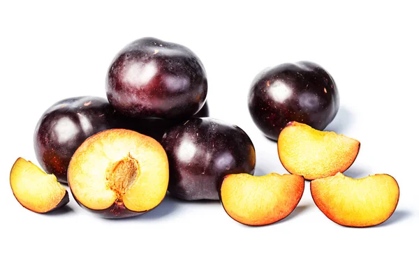 Prunes Fraîches Isolées Sur Fond Blanc — Photo