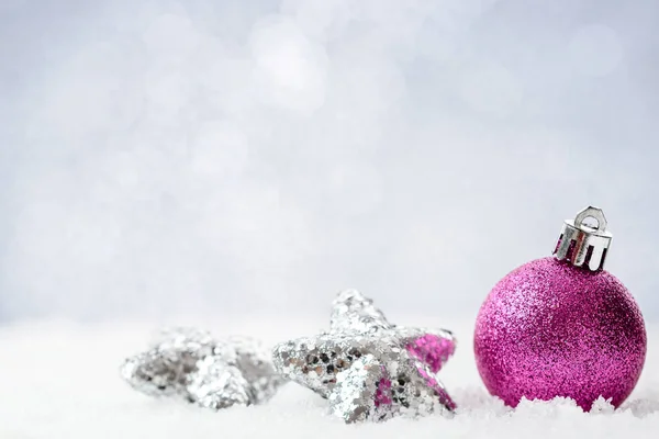Mor Noel top kar üzerinde