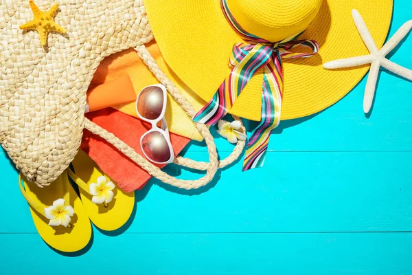 Mavi ahşap tahta üzerinde plaj aksesuarları