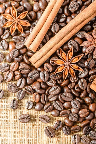 Kahve çekirdekleri ve tarçın çubukları.