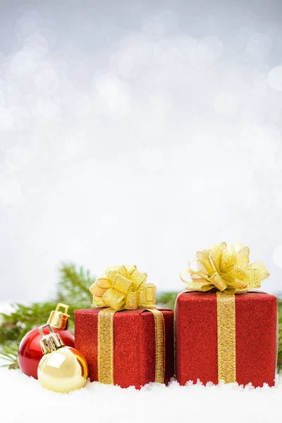 Rote Geschenkbox Auf Dem Schnee — Stockfoto