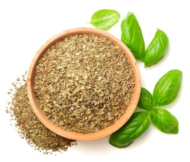 Beyaz arka plan üzerinde izole ahşap plaka kurutulmuş fesleğen yaprağı