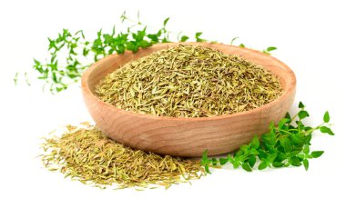 Beyaz arka plan üzerinde izole kurutulmuş kekik yaprakları