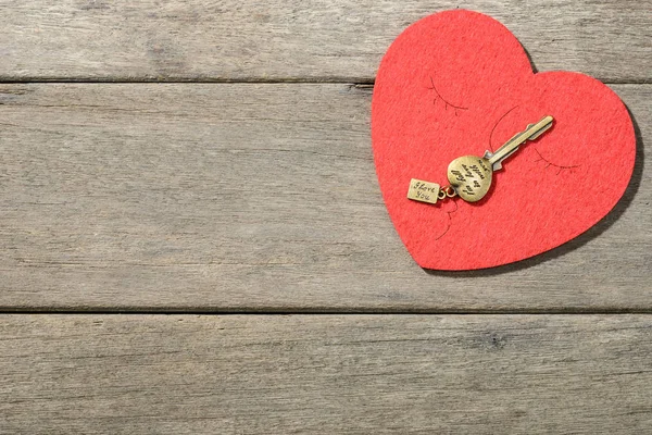 Kırmızı kalp ve anahtarı