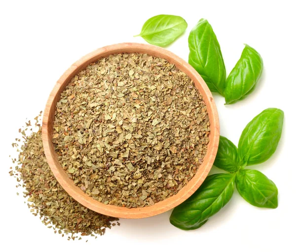 Beyaz arka plan üzerinde izole ahşap plaka kurutulmuş fesleğen yaprağı